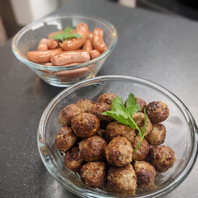 En god God buffé med hemlagad julmat.. Nybakat och tillagat av Linneas konditori och catering i Gamleby.