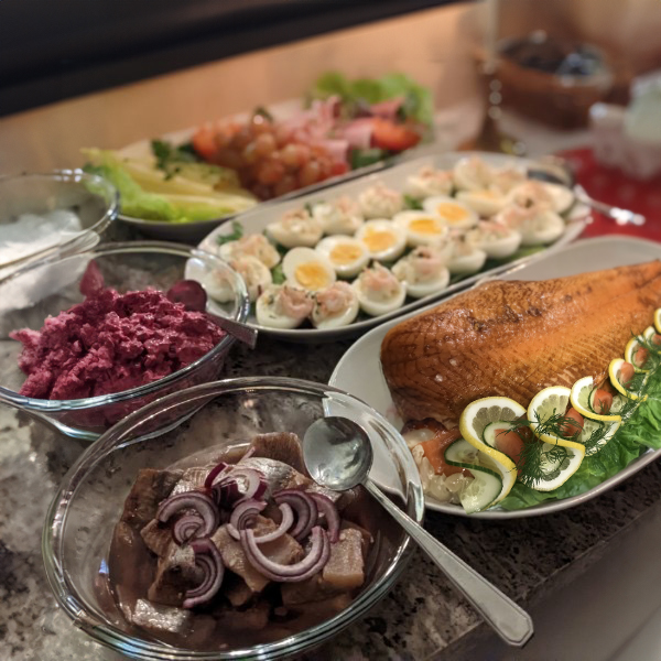 En god God buffé med hemlagad julmat.. Nybakat och tillagat av Linneas konditori och catering i Gamleby.