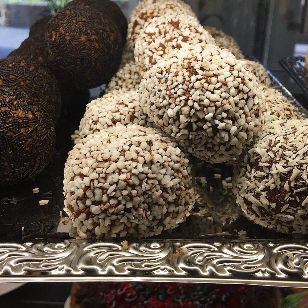 En god Chokladbollar. Nybakat och tillagat av Linneas konditori och catering i Gamleby. 